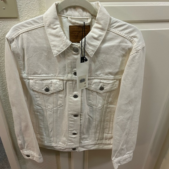 Levi's Jackets & Blazers - Levi’s Ex-Boyfriend Trucker Jacket in White women’s size Medium